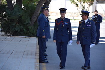 La heredera se dirige al hangar del Pilatus con el instructor, comandante Guzmán La heredera se dirige al hangar del Pilatus con el instructor, comandante Guzmán