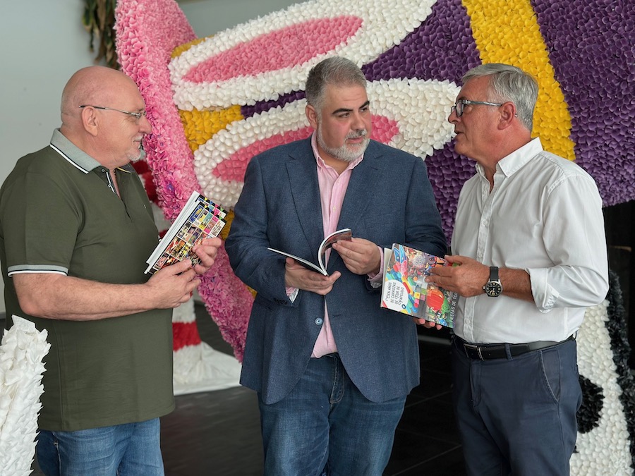 Presentación del libro sobre las carrozas de papelillo, con el alcalde Roca (derecha) y dos de los autores, Laureano Buendía (centro) y Diego Pedreño