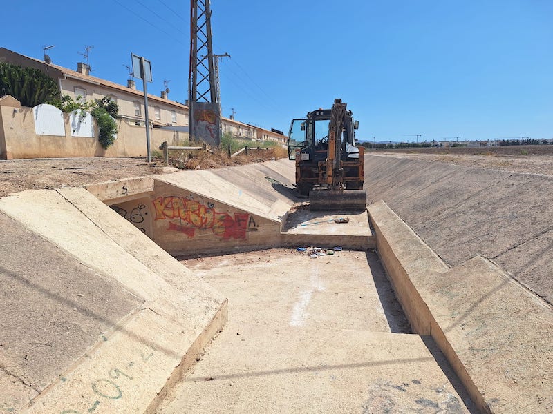 Limpieza del canal de drenaje D7 en Los Alcázares