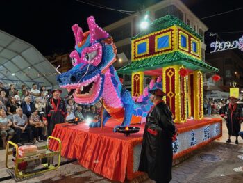 Los Makys con una de sus últimas carrozas de papelillo. 