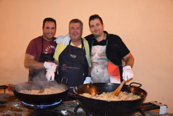 El pedáneo de El Mirador, José Antonio García, a la derecha, con dos amigos en la noche de las migas en una foto de archivo