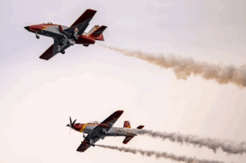 Un Pilatus y un C-101 con sus sistemas de humos en el festival Aire 25, en una foto del Ejército del Aire y del Espacio