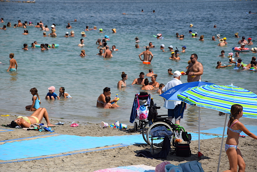 La playa Barnuevo repleta de bañistas en agosto