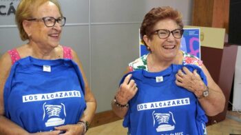 Colaboradoras portan las camisetas promocionales de la campaña contra el cáncer
