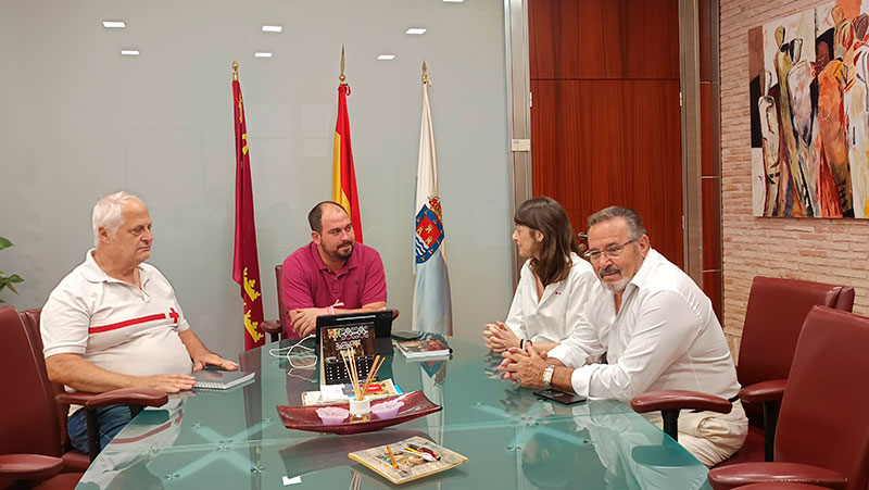 Mario Pérez Cervera, alcalde de Los Alcázares, y José Luis Morera, secretario autonómico de Cruz Roja, en el momento de la firma del convenio.