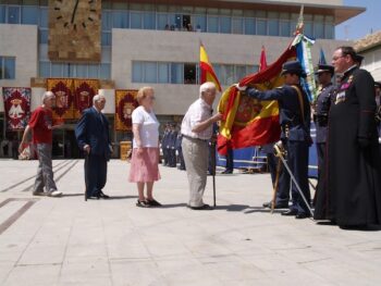 Vecinos juran bandera en la plaza de San Javier en una imagen de archivo