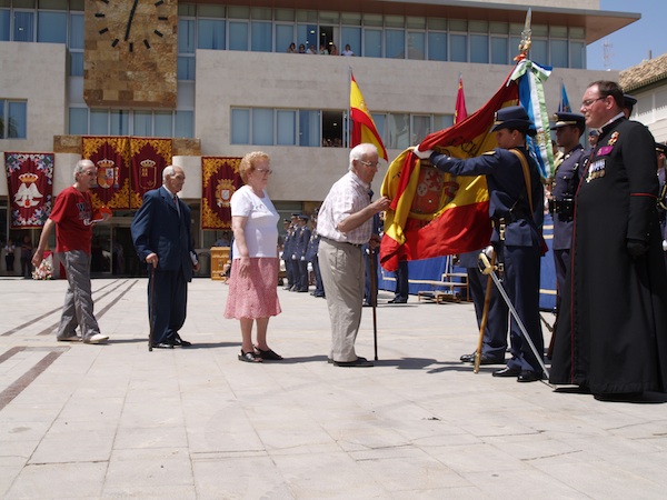 Vecinos juran bandera en la plaza de San Javier en una imagen de archivo