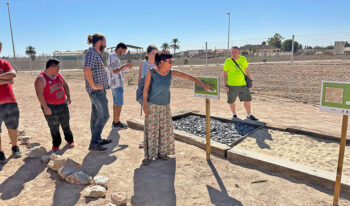 Sembrando valores, el parque dedicado a la fundadora de la asociación Prometeo en Torre Pacheco Colocación de la placa conmemorativa en el parque ´Sembrando valores´