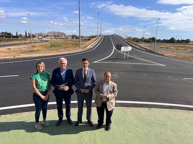 El consejero Montoro con el alcalde en una de las rotondas de la Variante de Torre Pacheco