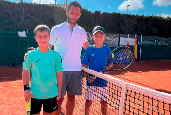 Adrián Frutos y Álvaro Zapata junto a Alvaro Castejón, juez de silla del torneo