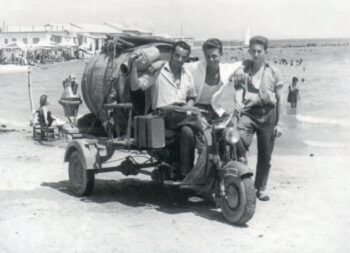 Antonio Pardo y amigos en un motocarro de agua en la playa