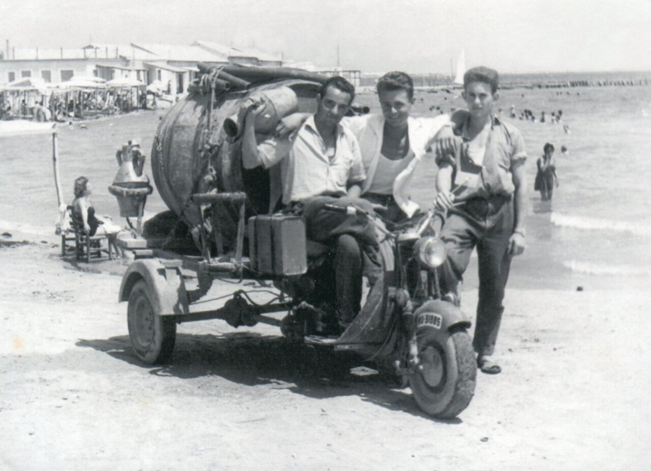 Antonio Pardo y amigos en un motocarro de agua en la playa