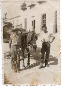 Antonio Pardo y un compañero junto a un caballo y un carro de agua