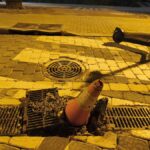 Imagen de un cono de tráfico en una calle afectada por barro y suciedad