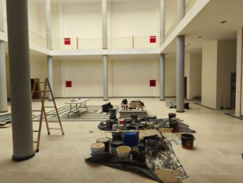 Interior de la Casa de la Cultura en rehabilitación con materiales de construcción