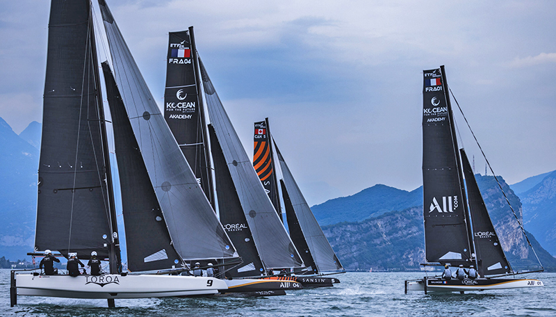 Catamaranes voladores compitiendo en el Mar Menor durante la regata.