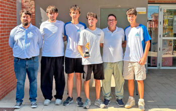 Equipo del Club Ajedrez Mar Menor con trofeo tras ganar campeonato regional