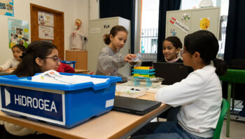 Niñas participando en el programa educativo Aquae STEM en un aula.