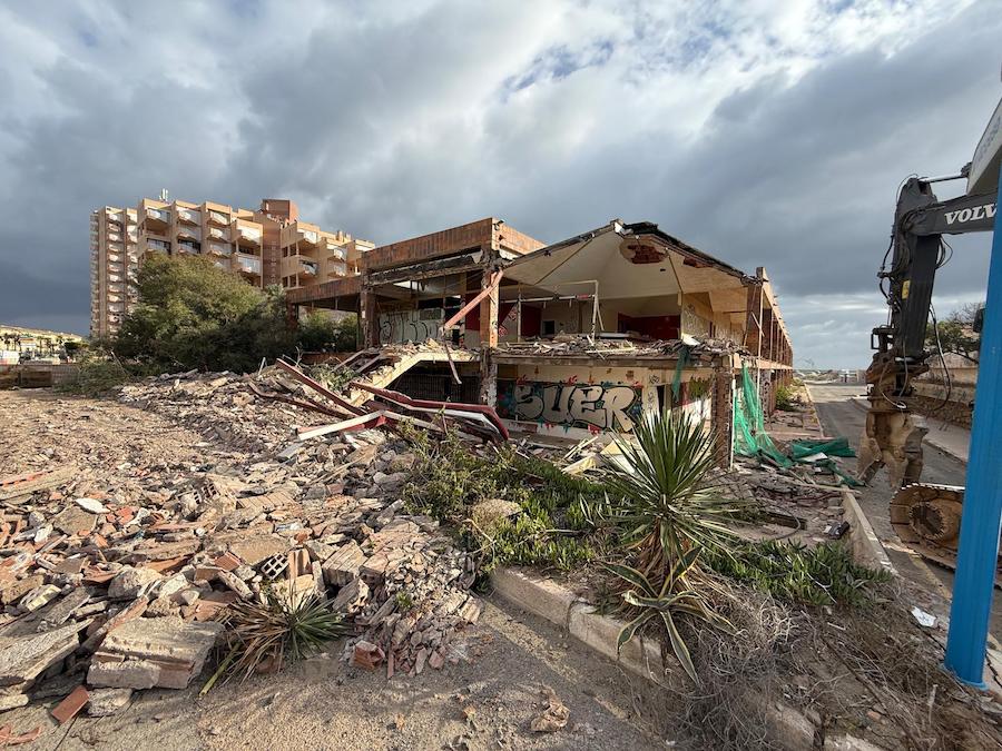 La pala derribó esta mañana parte de las galerías comerciales de La Manga