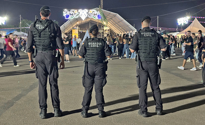 Tres agentes de la Guardia Civil en un evento festivo en Torre Pacheco