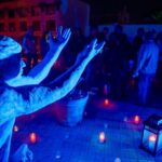 Escena del evento Don Juan Tenorio en el cementerio de San Javier con velas y figurantes.