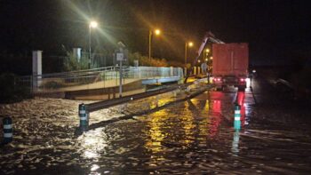 Rotonda de la Goleta inundada en la F-30 de Torre Pacheco. Policía local.