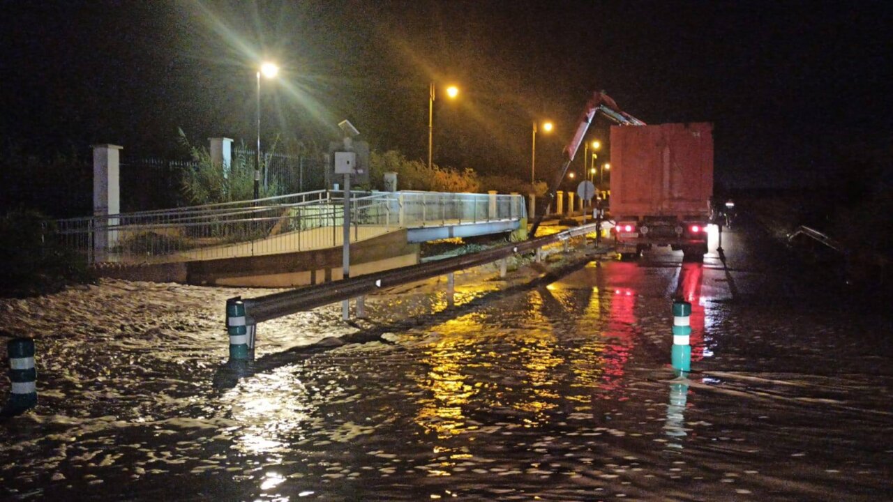 Rotonda de la Goleta inundada en la F-30 de Torre Pacheco. Policía local.