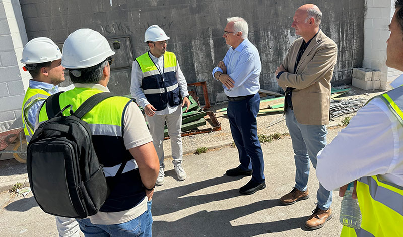 El alcalde de Torre Pacheco visita las obras de remodelación del pabellón ´Luis Manzanares´.