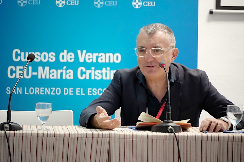 Manuel Vilas hablando en un evento literario en Torre Pacheco.