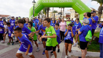 Participantes de la marcha contra el cáncer en Los Alcázares