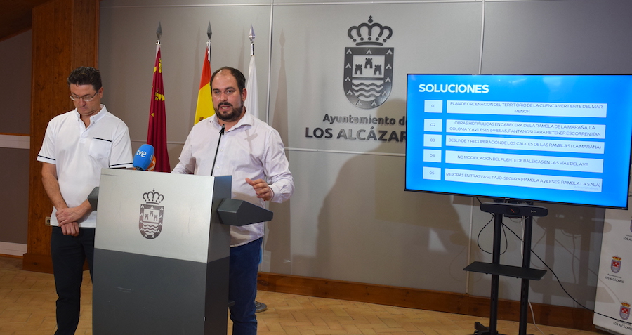 Mario Cervera discutiendo soluciones para inundaciones en Los Alcázares