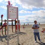 Zona de juegos infantiles en la playa de Villananitos con flamenco Mingo
