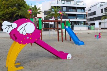 Zonas de juegos infantiles en la playa de Villananitos con temática marinera.