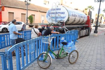 Camión cisterna de agua potable en Los Alcázares con personas en fila