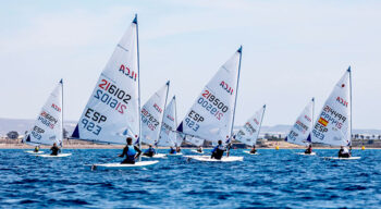 Jóvenes regatistas compiten en el VII Trofeo Centenario en el Mar Menor