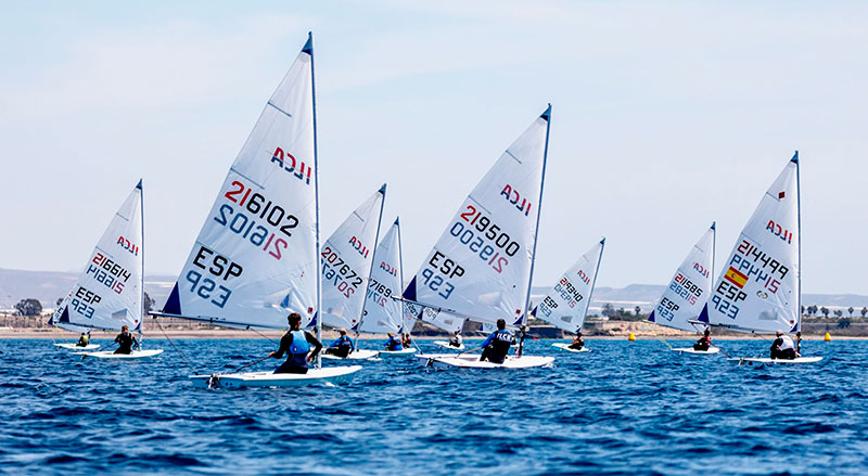 Jóvenes regatistas compiten en el VII Trofeo Centenario en el Mar Menor