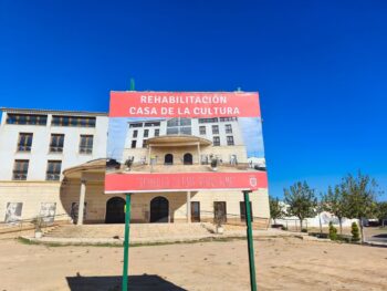 Cartel de rehabilitación de la Casa de la Cultura en Los Alcázares