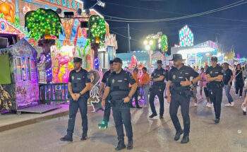 Policías en las fiestas patronales de Torre Pacheco con decoraciones iluminadas