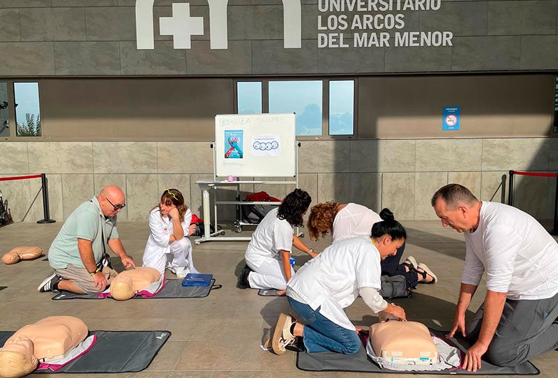 Profesionales enseñando reanimación cardiopulmonar en el hospital Los Arcos