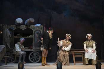 Actores en escena de la obra Polvo serán, mas polvo enamorado en el Teatro Circo Apolo