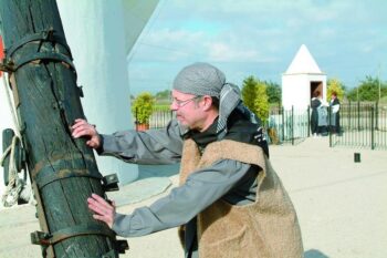 Un vecino gira las aspas del Molino del Pasico durante una demostración