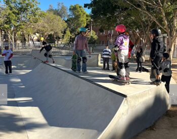 Niños disfrutando en el skatepark Parque Almansa en San Javier
