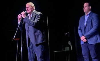 Hombre hablando en un micrófono durante la gala del festival flamenco