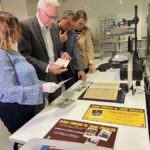 Personas revisando documentos en la campaña del álbum familiar de Torre Pacheco