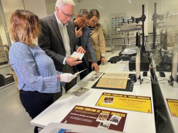 Personas revisando documentos en la campaña del álbum familiar de Torre Pacheco