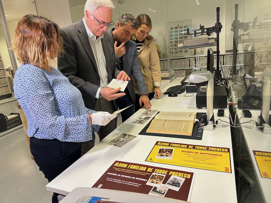 Personas revisando documentos en la campaña del álbum familiar de Torre Pacheco