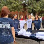 Participantes de la campaña Grita en Dolores de Pacheco mostrando camisetas