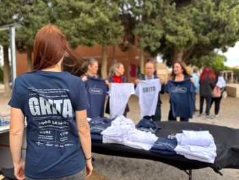 Participantes de la campaña Grita en Dolores de Pacheco mostrando camisetas