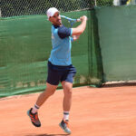 Moises Navarro, del Club de Tenis San Javier, en acción durante el campeonato regional en San Javier