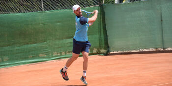 Moises Navarro, del Club de Tenis San Javier, en acción durante el campeonato regional en San Javier